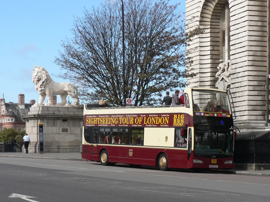 Hop-On Hop-Off London Bus and Thames Cruise with Private Transfer